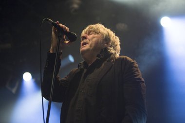 Amsterdam, Hollanda - 10 Şubat 2018: Belçikalı rock grubu Tjens Matic'in şarkıcı Arno ile melkweg konseri