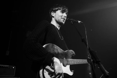 Amsterdam, Hollanda - 11 Şubat 2016: Hollandalı indie rock üçlüsü Bombay'ın Ot301 konserinde Albüm Yayın Gösterisi için konseri