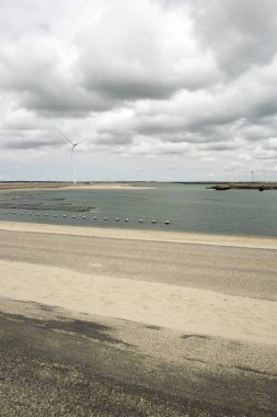 Güç yel değirmenleri ile sahil manzarası, Haringvliet, Hollanda