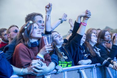 Traena, Norveç - 08 Temmuz 2016: Norveçli folk ve rock grubu Violet Road'un Traenafestival'deki konserinde seyirciler tezahürat yapıyor, Norveç'in küçük Traena adasında müzik festivali düzenleniyor