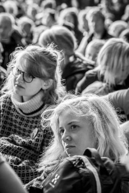 Traena, Norveç - 12 Temmuz 2014: Norveçli Şarkıcı Stein Torleif Bjella'nın Konseri sırasında Svartlamon Hardkor korosu ile Sana Isaland'daki Kirkehelleren Katedralmağarası'nda Traena müzik festivalinde