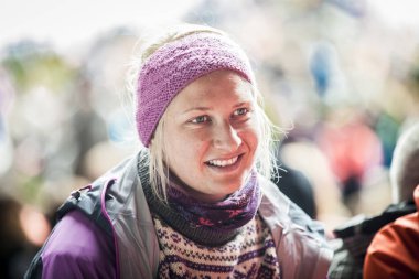 Traena, Norveç - 11 Temmuz 2015: Norveçli şarkıcı Anneli Drecker'ın Sanna Adası'ndaki Kirkehelleren katedral mağarasında ki konserinde, Traenafestival'de, traena adasında müzik festivali düzenlendi