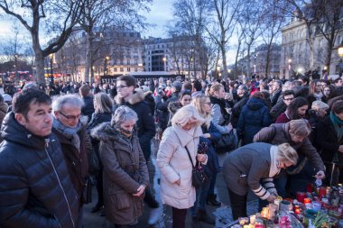 Paris, Fransa 10 Ocak 2016: Bombalama ve silahlı saldırı kurbanlarıanısına tören, Charlie Hebdo terör saldırısı anısına 