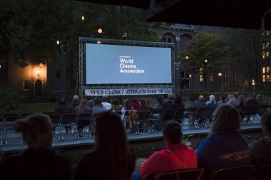 Amsterdam, Hollanda - 11 Ağustos 2018: 11-25/08/2018 tarihleri arasında düzenlenen Dünya Sineması Amsterdam'da De Troppen bahçesinde Kübalı sergio ve Serguei'nin açık hava gösterimi