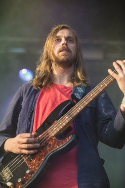 Traena, Norveç - 9 Temmuz 2016: Norveçli Punk Rock grubu Kuuk'un Traenafestival'deki konseri, küçük Traena adasında müzik festivali gerçekleşiyor