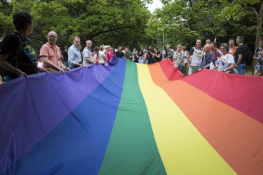 Amsterdam, Hollanda - 23 Temmuz 2016: Pride Walk, Raimbow bayrağı yayıldı ve Pembe Cumartesi Gay Euro Pride kutlamaları sırasında Vondelpark'tan Dam Meydanı'na gösteri geçit töreni sırasında insanlar tarafından düzenlendi