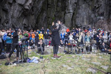Traena, Norveç - 09 Temmuz 2016: Avustralyalı şarkıcı-söz yazarı ve müzisyen Ry X'in Traena müzik festivalinde Sana Adası'ndaki Kirkehelleren Katedralmağarası'nda konseri