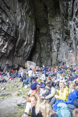 Traena, Norveç - 09 Temmuz 2016: Norveçli saksafoncu Mette Henriette'in Traena müzik festivalinde Sana Adası'ndaki Kirkehelleren Katedral mağarası'nda konseri