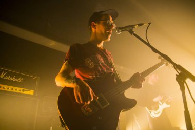 Amsterdam, Hollanda - 11 Şubat 2016: Hollandalı indie rock üçlüsü Bombay'ın Ot301 konserinde Albüm Yayın Gösterisi için konseri