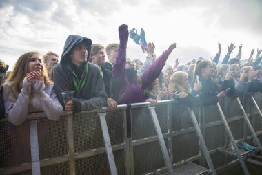Traena, Norveç - 7 Temmuz 2017: Norveçli pop şarkıcısı Sigrid'in Traenafestival'deki konseri sırasında seyirciler tezahürat ve dans, küçük Traena adasında düzenlenen müzik festivali