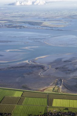 Yeşil alanlar, dike ve deniz ile Ameland Frizya Adası kıyılarının havadan kıyı görünümü, Hollanda