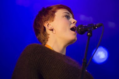 Traena, Norveç - 10 Temmuz 2013: Norveçli şarkıcı Hekla Stalstrenga'nın Traenafestival'deki konseri sırasında, küçük Traena adasında müzik festivali gerçekleşiyor