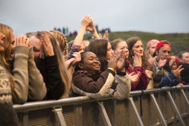 Traena, Norveç - 9 Temmuz 2016: Norveçli müzisyen ve söz yazarı Bendik'in Traenafestival'deki konserinde seyirciler tezahürat yapıyor, traena adasında müzik festivali gerçekleşiyor