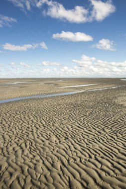 Kum, Waddenzee - Wadden Denizi, Friesland, Hollanda mavi gökyüzü beyaz bulutlar ve desen ile Deniz manzara