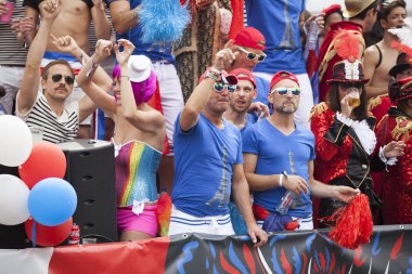 Amsterdam, Hollanda - 1 Ağustos 2015: Katılımcıların korunması insan hakları ve sivil eşitlik - Prinsengracht, Amsterdam Eşcinsel gurur geçit için yıllık olay