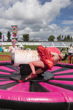 Amsterdam, Hollanda - 29 Temmuz 2017: Travesti adam rodeo gibi bir penissürme ve Westerpark Milkshake Festivali'nde düşen