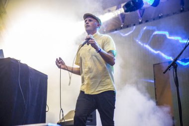 Traena, Norveç - 9 Temmuz 2016: Norveçli elektronik müzik ikilisi Ost & Kjex'in Traenafestival'de konseri, traena adasında müzik festivali gerçekleşiyor