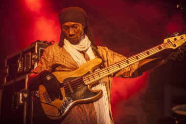 Traena, Norveç - 10 Temmuz 2015: Rock blues dünya müziği Nigerien Tuareg sanatçısı Omara 