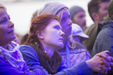 Traena, Norveç - 10 Temmuz 2013: Norveçli şarkıcı Hekla Stalstrenga'nın Traenafestival'deki konseri sırasında, küçük Traena adasında müzik festivali gerçekleşiyor