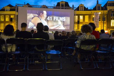 Amsterdam, Hollanda - 24 Ağustos 2016: 18-27/08/2016 tarihleri arasında düzenlenen Dünya Sineması Amsterdam'da, Marie Heinekenplein'de Arjantin filmi Road to la Paz'ın açık hava gösterimi