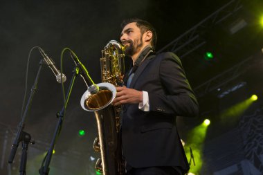 Traena, Norveç - 10 Temmuz 2015: Norveçli grup Kim Lie og hans Langt Nord Bandat the Traenafestival konseri, traena küçük adada müzik festivali gerçekleşiyor