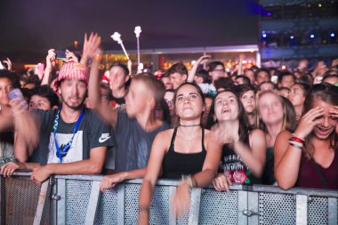 Nyon, İsviçre - 18 Temmuz 2017: Paleo Festivali'nde Fransız elektronik müzisyeni Petit Biscuit'in konserinde genç hayranların dinleyicileri