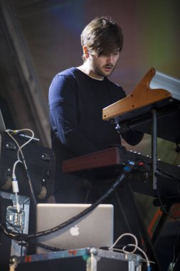 Traena, Norveç - 07 Temmuz 2016: Norveçli şarkıcı Astrid S'nin Traenafestival'deki konseri, küçük Traena adasında müzik festivali