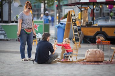 Amsterdam, Hollanda, 12 Eylül 2014, West'ival'de, Mercatorplein'de ücretsiz bir açık hava sinema ve kültür festivali. taramadan önce, hazırlık, insanlar etrafında asılı