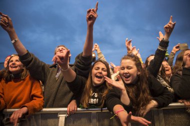 Traena, Norveç - 08 Temmuz 2016: Norveçli folk ve rock grubu Violet Road'un Traenafestival'deki konserinde seyirciler tezahürat yapıyor, Norveç'in küçük Traena adasında müzik festivali düzenleniyor
