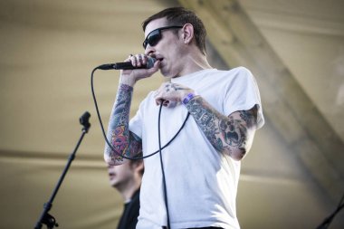 Traena, Norveç - 07 Temmuz 2016: Norveçli punk rock grubu Viagra Boys'un Traenafestival'deki konseri, traena adasında müzik festivali gerçekleşiyor