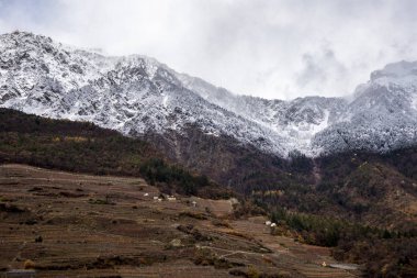 Tamamen karlı zirveleri ile alp in dağ manzara, İsviçre