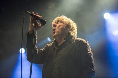 Amsterdam, Hollanda - 10 Şubat 2018: Belçikalı rock grubu Tjens Matic'in şarkıcı Arno ile melkweg konseri