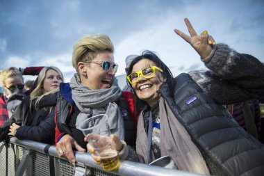 Traena, Norveç - 07 Temmuz 2016: Norveçli punk rock grubu Viagra Boys'un Traenafestival'deki konserinde seyirciler tezahürat yapıyor, traena adasında müzik festivali gerçekleşiyor