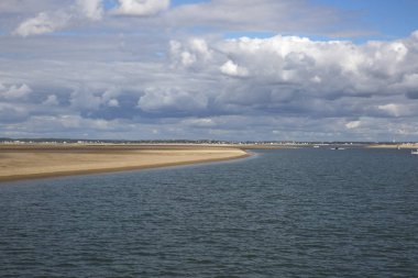 Deniz kıyısı manzarası, su, kumsal ve beyaz bulut, Royan, Fransa yakınlarında garonne halis