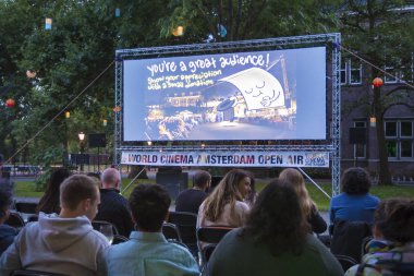 Amsterdam, Hollanda - 11 Ağustos 2018: 11-25/08/2018 tarihleri arasında düzenlenen Dünya Sineması Amsterdam'da De Troppen bahçesinde Kübalı sergio ve Serguei'nin açık hava gösterimi