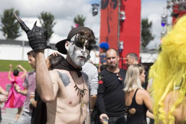 Amsterdam, Hollanda - 30 Temmuz 2017: Westerpark'taki Milkshake Festivali'nde zombi gibi dans eden adam