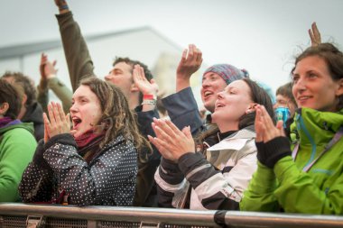 Traena, Norveç - 10 Temmuz 2013: Norveçli şarkıcı Hekla Stalstrenga'nın Traenafestival'deki konseri sırasında, küçük Traena adasında müzik festivali gerçekleşiyor