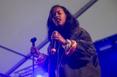 Traena, Norveç - 07 Temmuz 2016: İsveç merkezli Somalili şarkıcı Cherrie Hersi'nin Traenafestival'de konseri, traena adasında müzik festivali gerçekleşiyor