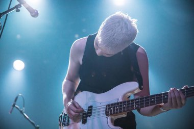 Amsterdam, Hollanda - 22 Ekim 2017: Amerikalı alternatif rock grubu Pins konseri, Breeders'ın Amsterdam'daki Venue Melkweg'deki destek hareketi