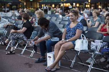 Amsterdam, Hollanda - 24 Ağustos 2016: 18-27/08/2016 tarihleri arasında düzenlenen Dünya Sineması Amsterdam'da, Marie Heinekenplein'de Arjantin filmi Road to la Paz'ın açık hava gösterimi
