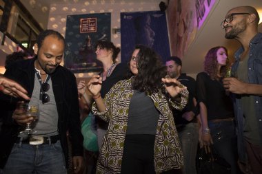 Gerçek Afrika 19-08-2017 İnsanlar eğleniyor 