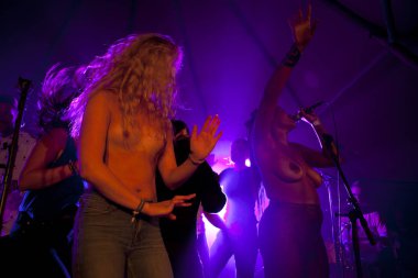 Traena, Norveç - 11 Temmuz 2014: Norveçli elektronik soul şarkıcısı Nosizwe'nin Traenafestival'deki konserinde, traena adasında düzenlenen müzik festivali