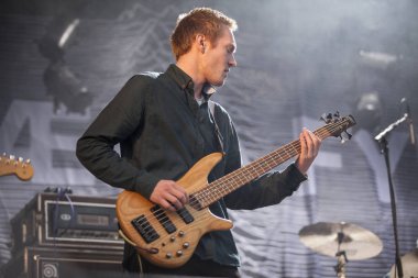 Traena, Norveç - 10 Temmuz 2015: Norveçli şarkıcı Kristian Kristensen'in Traenafestival'de konseri, küçük Traena adasında müzik festivali