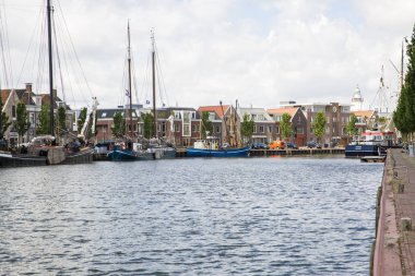 Harlingen, Friesland, Hollanda tarihi eski şehir tekneler ve evler ile Noorderhaven kanal