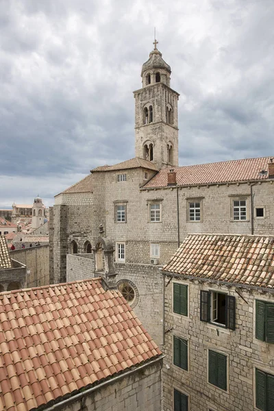 Glockenturm Und Rote Dächer Alter Gebäude Der Altstadt Von Dubrovnik — Stockfoto