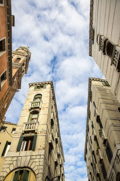 Veduta Prospettica Dinamica Del Campanile Veneziano Sotto Venezia Italia — Foto Stock