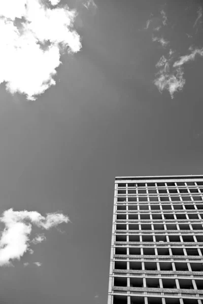 Schwarz Weiß Moderne Büro Oder Wohngebäude Mit Blauem Himmel Und — Stockfoto