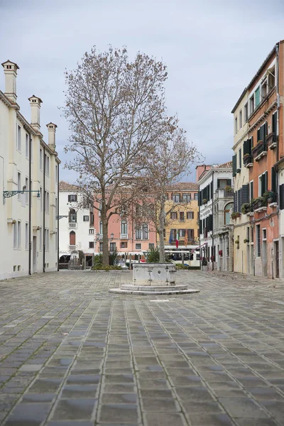 Typiskt Litet Torg Venedigs Gamla Stadsdel Med Gammal Brunn Och — Stockfoto