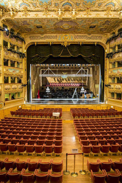 ВЕНЕЦИЯ, 26 декабря 2015 года: интерьер исторического театра La Fenice. Построен после пожара 1996 года.

