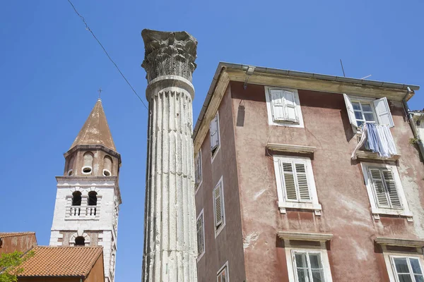 Kolumna Rzymska Placu Petar Zoranic Dzwonnicą Kościele Simeon Zadar Chorwacja — Zdjęcie stockowe